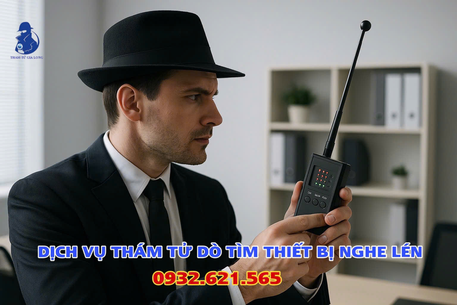 Thám tử chuyên nghiệp đang dò tìm thiết bị nghe lén trong văn phòng bằng thiết bị hiện đại